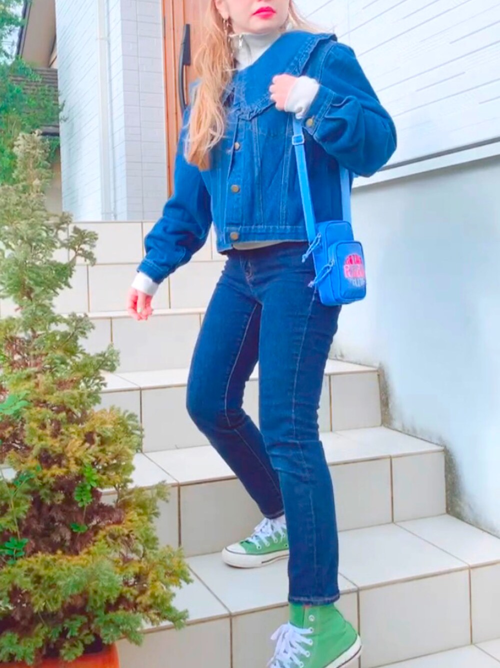 「カジュアルコーデ、大人女子、春服、デニムコーデ、低身長コーデ、コンバース、converse、WC、Gジャン、デニムジャケット、ビックカラー」｜「PHILLYのフリルカラーショートデニムジャケット（デニムジャケット、ブルー系）」を使った、リリーさん（レディース・150cm）の春コーディネートの1枚目の写真