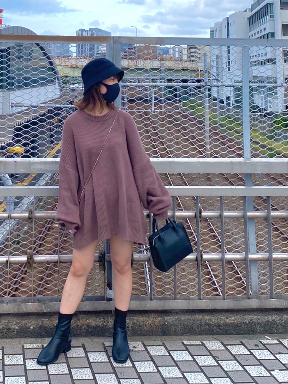 「ゆったりニット、ブラウンニット、ショートパンツ、ショートブーツ、秋コーデ、fall、autumn、秋服、メンズライク、休日スタイル、おしゃれさんと繋がりたい、楽チンコーデ」｜「SENSE OF PLACE by URBAN RESEARCHのカラーバケットハット（ハット、ブラック系）」を使った、桜里奈さん（レディース・155cm）の秋コーディネートの1枚目の写真