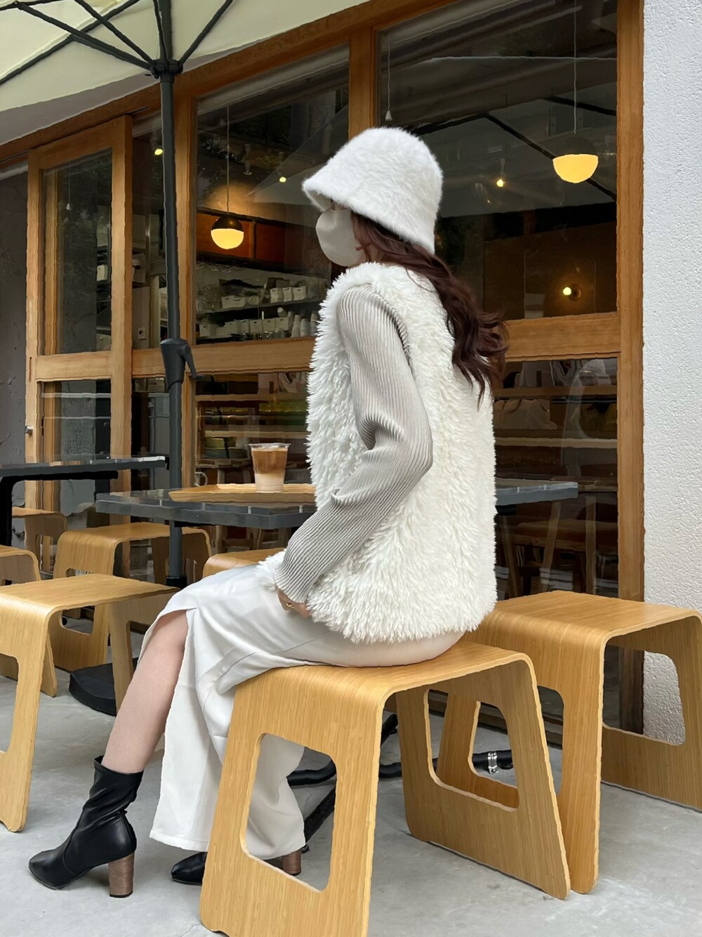 「秋コーデ、シンプルコーデ、今日のコーデ、ファーベスト、韓国ファッション、韓国好きな人と繋がりたい、韓国、お出かけコーデ、オトナカワイイ、冬コーデ、いいね、save、フォローお願いします🤑、お洒落さんとつながりたい、ブーツ、オトナ女子、ショートブーツ」｜「ap retroのスリットロングキャミワンピース（ワンピース、ブラック系）」を使った、4️⃣さん（レディース・168cm）の秋コーディネートの1枚目の写真