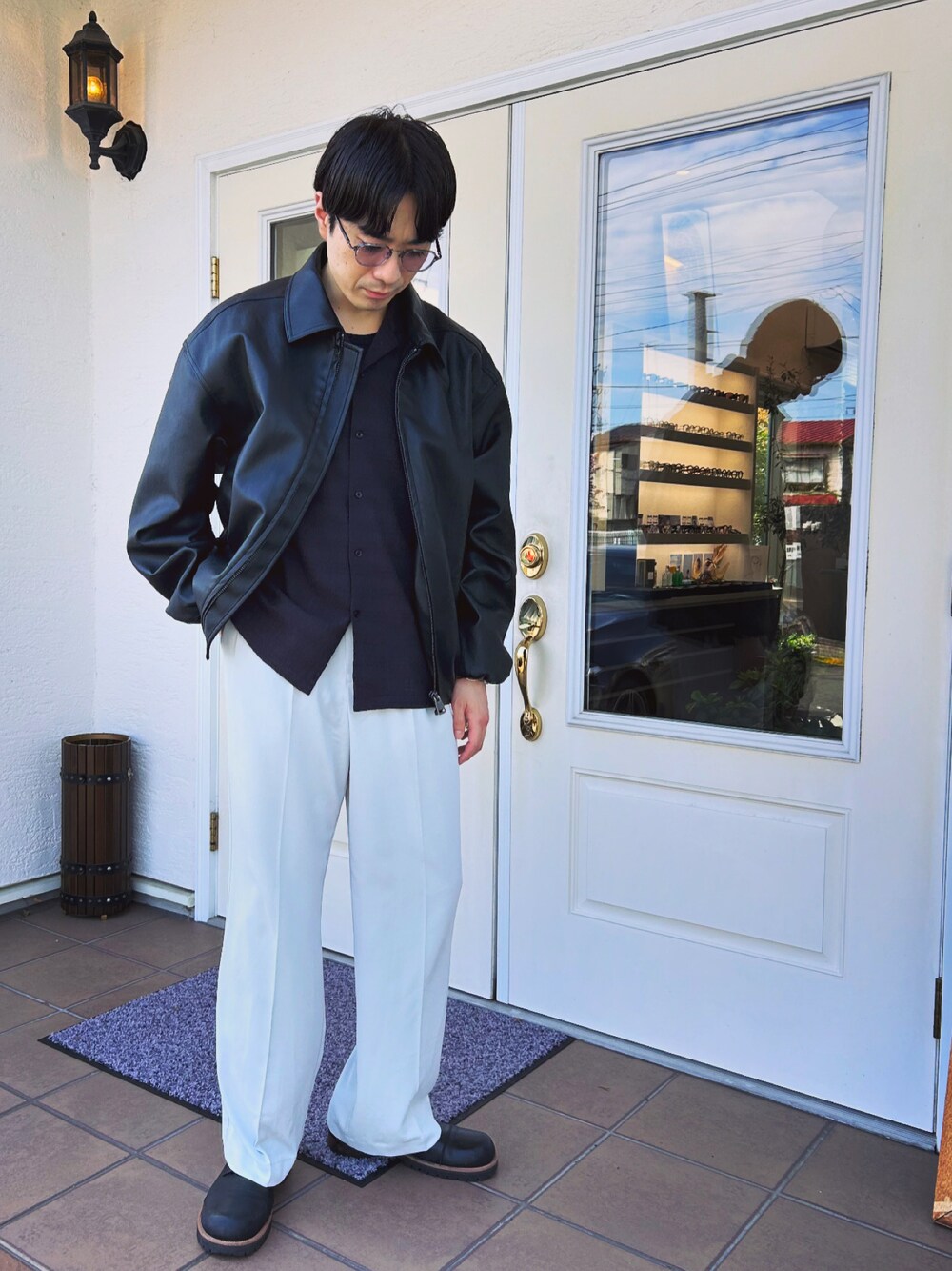 「韓国ファッション、春コーデ、レザージャケット、サングラス、めがね」｜「ZARAのアイテム（ライダースジャケット、ブラック系）」を使った、shisshyさん（メンズ・176cm）の春コーディネートの1枚目の写真