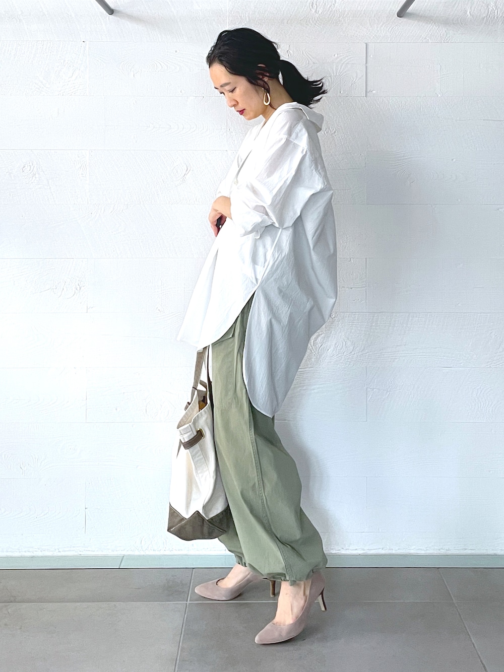 「カジュアルコーデ、オトナカジュアル、ゆるコーデ、春服、春物、春コーデ、白シャツ、ビッグシャツ、カーゴパンツ、大人カジュアル、Ouvrage Classe、TICCA、ビッグシルエット、ゆるシャツ」｜「OUVRAGE CLASSEのベーシックオーバービックシャツ（シャツ/ブラウス、ホワイト系）」を使った、ヤコさん（レディース・163cm）の冬コーディネートの1枚目の写真