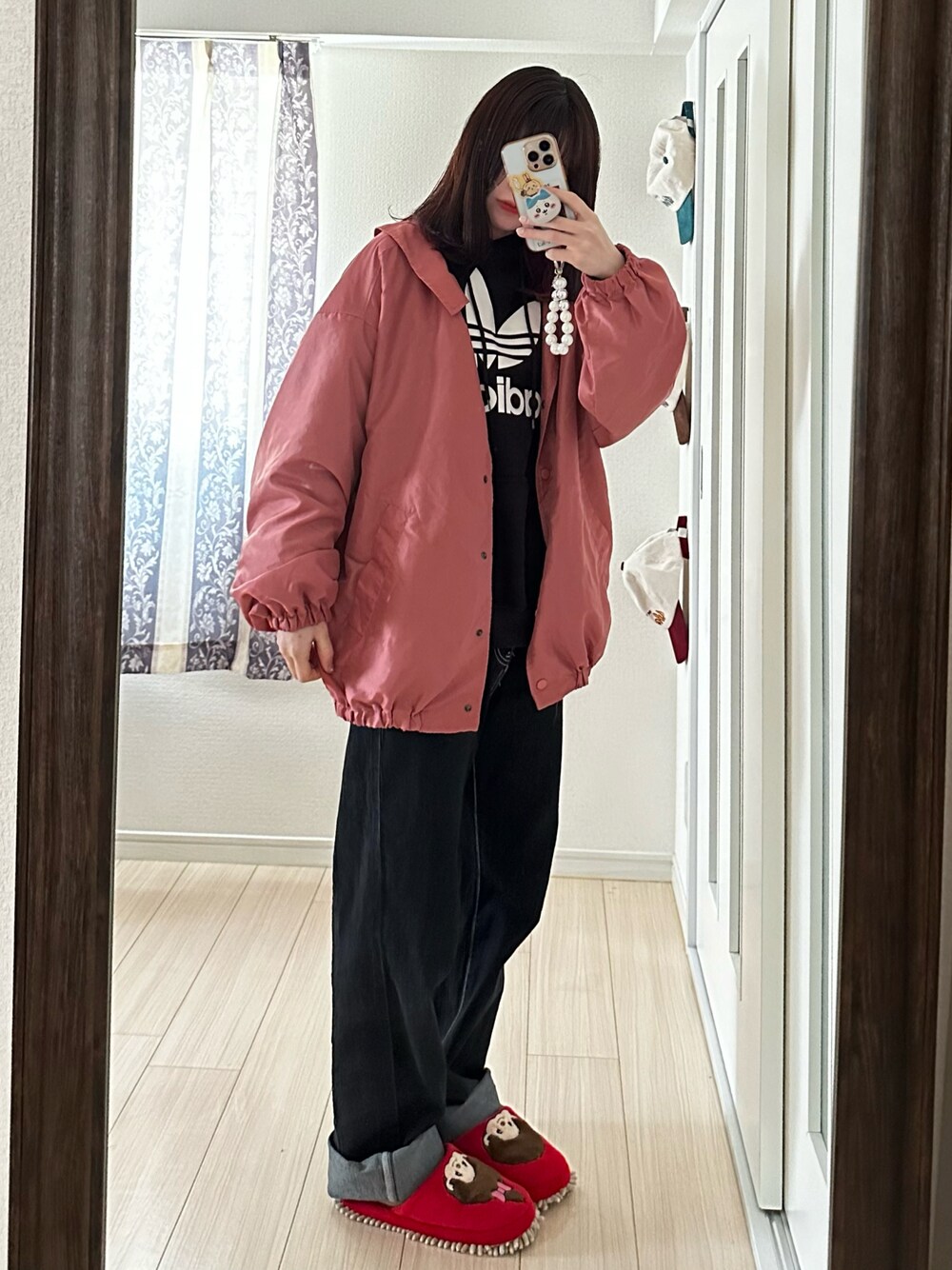「ゆるコーデ、アディダス、ピンクコーデ、春、おでかけコーデ、デニム、デニムパンツ」｜「w closetのアイテム（ジャケット/アウター、ピンク系）」を使った、ぽんさん（レディース・157cm）の春コーディネートの1枚目の写真