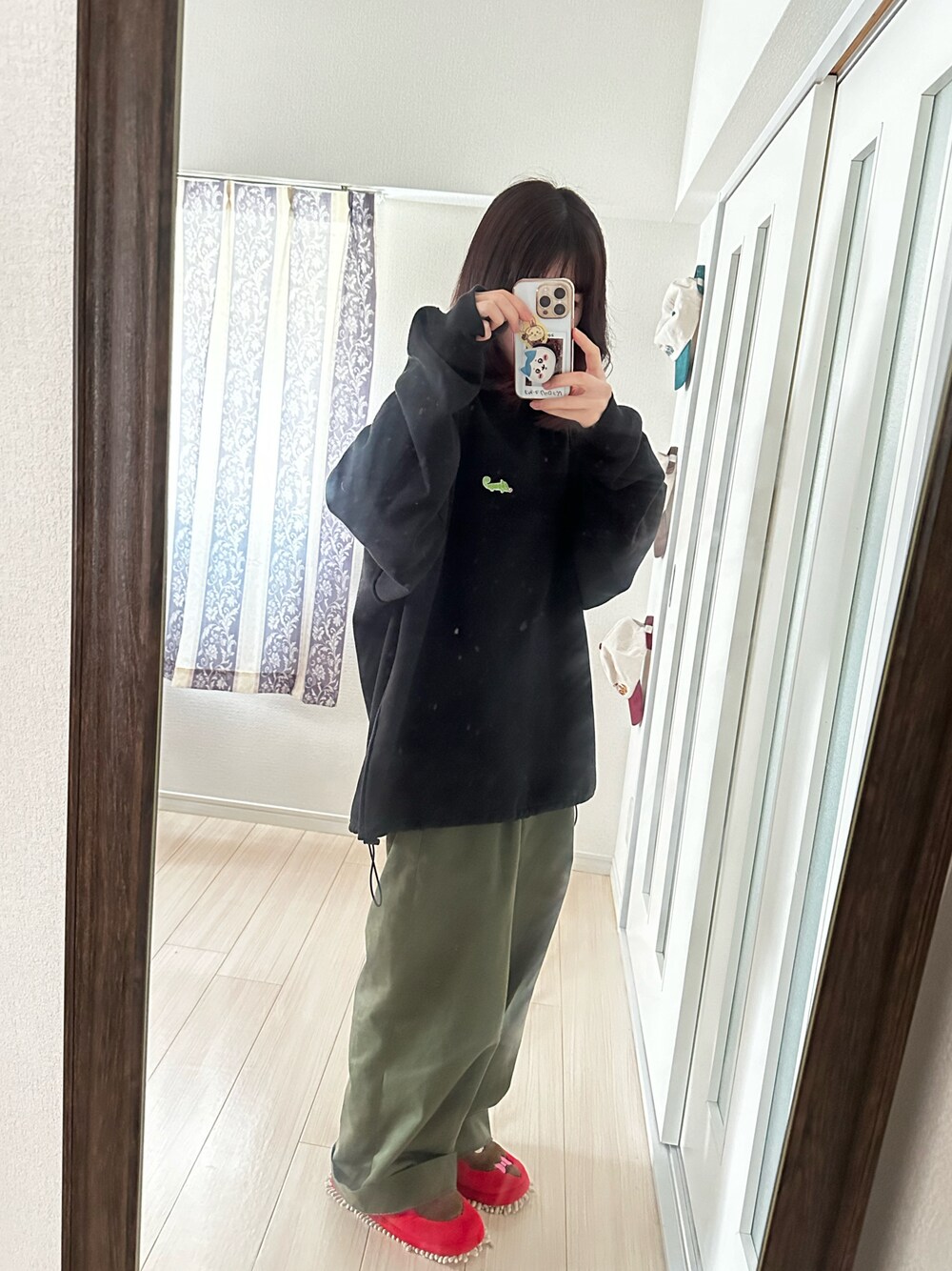 「春服コーデ、休日スタイル、ゆるコーデ、ラクチンコーデ」｜「Labordiのアイテム（トップス、ブラック系）」を使った、ぽんさん（レディース・157cm）の春コーディネートの1枚目の写真