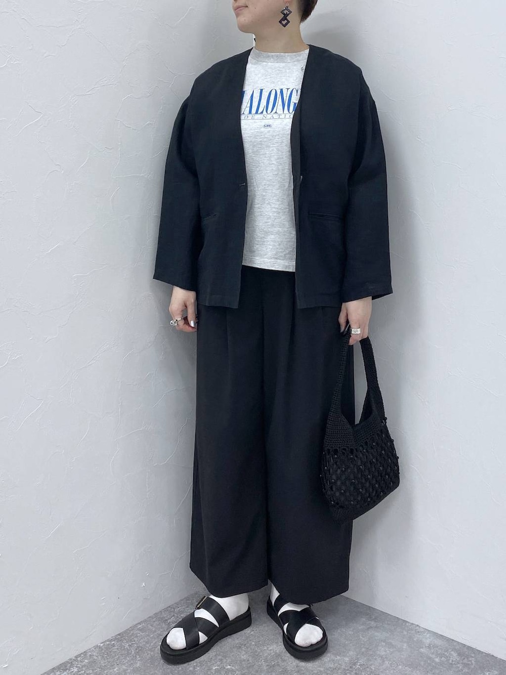 「着痩せ・細見え、みんなのリクエストパンツ_studioCLIP、パンツ、サンダル、シンプルコーデ、モノトーン、春コーデ、休日コーデ、おでかけ、ベーシック/シンプル、カジュアル、studio CLIP、ジャケット、Tシャツ」｜「studio CLIPの【リネン100%】ノーカラージャケット（ノーカラージャケット、ブラック系）」を使った、うだかなさん（レディース・165cm）の春コーディネートの1枚目の写真