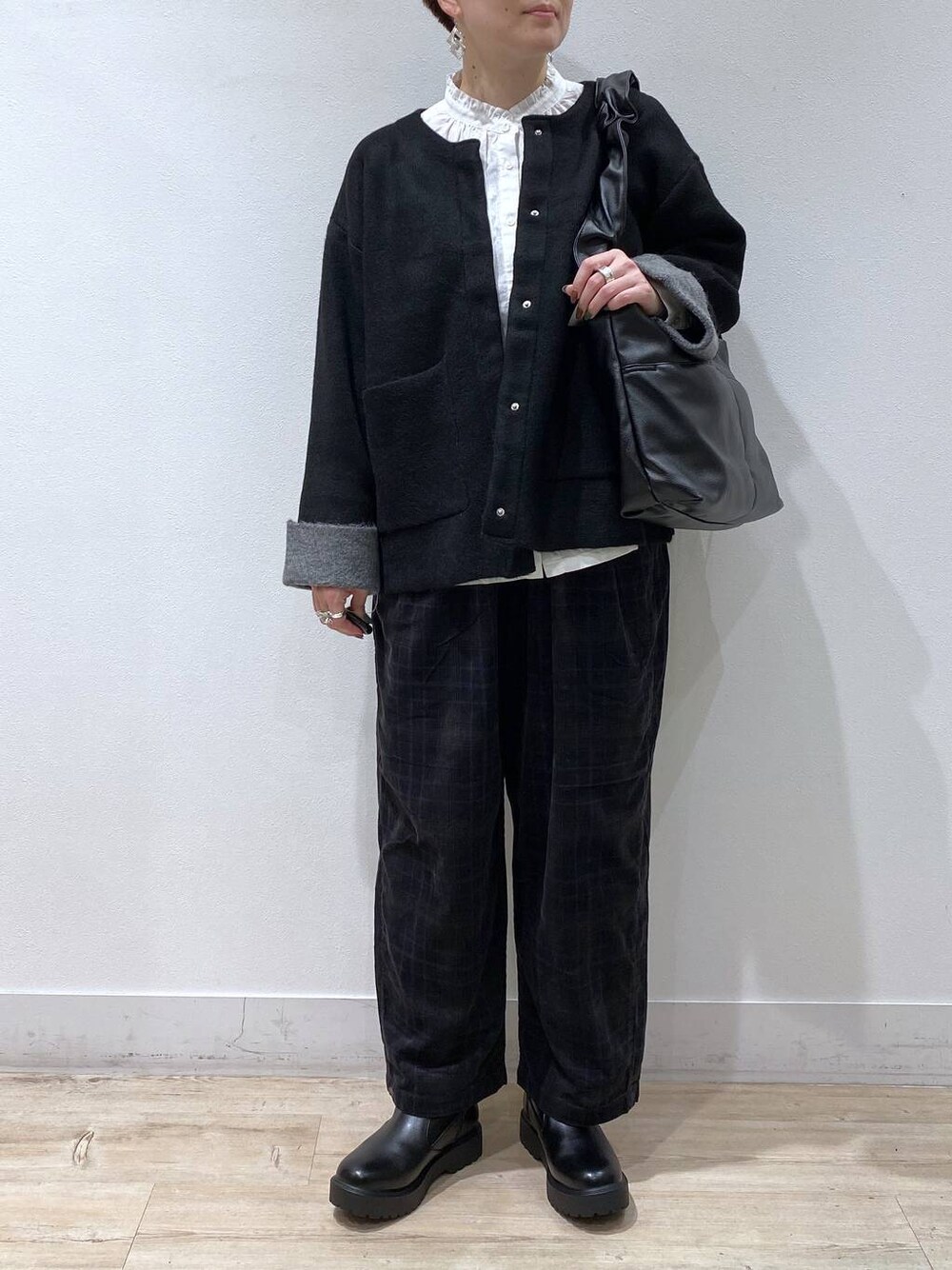 「着痩せ・細見え、軽量、studio CLIP、ゆったり、体型カバー、ベーシック/シンプル、コート、ブラウス、テーパードパンツ、ショルダーバッグ、ブーツ、秋コーデ、モノトーン、休日コーデ、おでかけ」｜「studio CLIPの【3シーズンシリーズ】シングルガーゼ襟フリルブラウス（シャツ/ブラウス、ホワイト系）」を使った、うだかなさん（レディース・163cm）の秋コーディネートの1枚目の写真