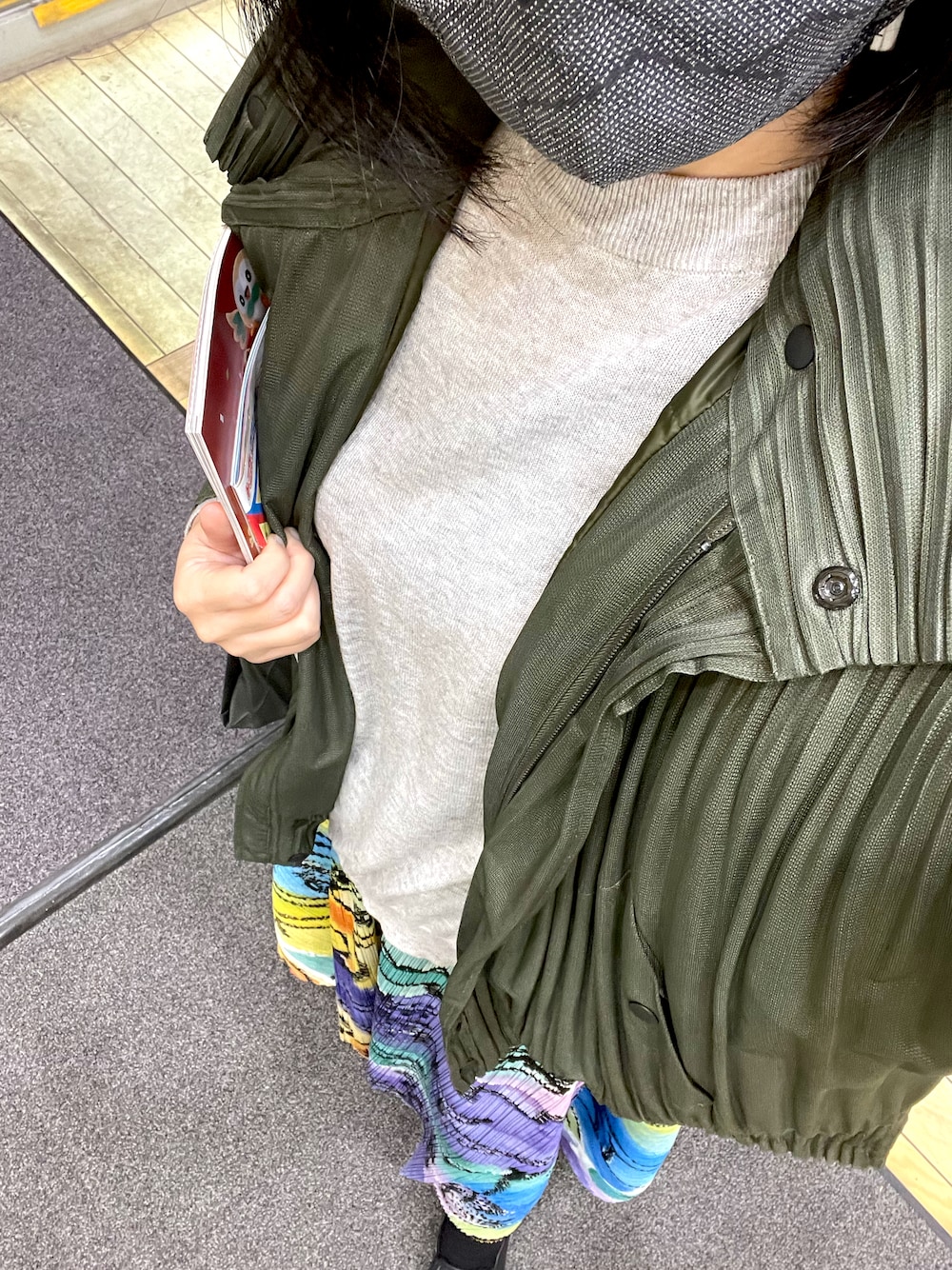 「PLEATS PLEASEのアイテム（ダウンジャケット/コート、グリーン系）」を使った、Annie Harbさん（レディース・160cm）の冬コーディネートの1枚目の写真