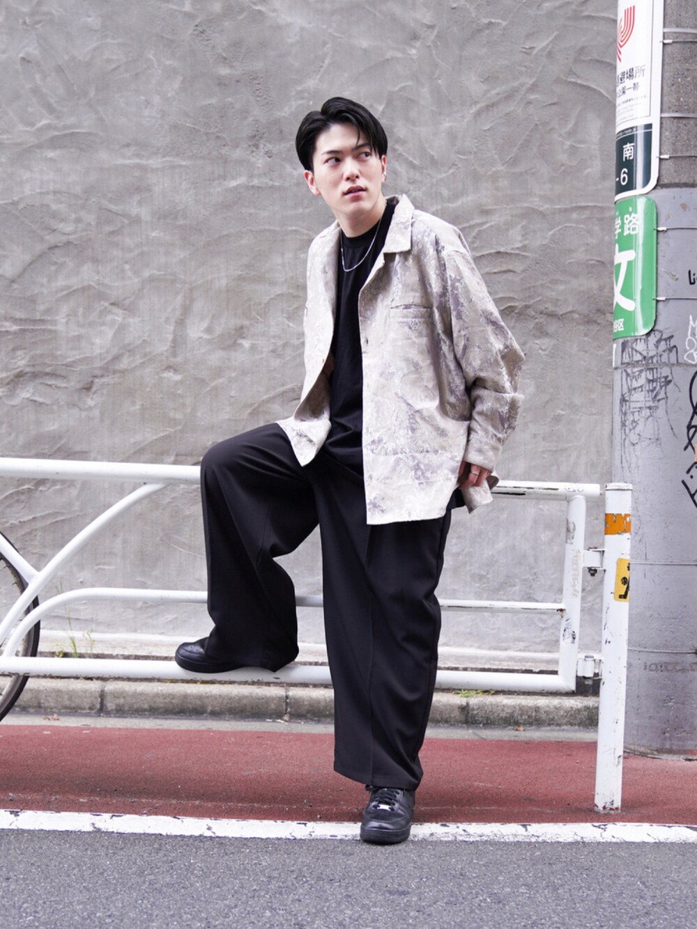「ジャガード、ワイドパンツ、シャツスタイル、モノトーンコーデ、ボタニカル柄、低身長、ストリートMIX、ストリートカジュアル、低身長コーデ、ドルマンシャツ、CASPER JOHN、秋コーデ、低身長男子、キャスパージョン」｜「CASPER JOHNのVarious Dolman Open-Collar Shirts/バリアスドルマンオープンカラーシャツ（シャツ/ブラウス、ベージュ系）」を使った、KOMさん（メンズ・165cm）の秋コーディネートの1枚目の写真