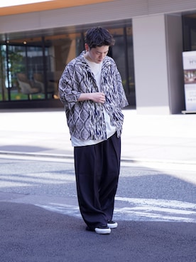 「柄シャツコーデ」｜「アイテム（スラックス）」を使った、KOMさん（メンズ・165cm）の春コーディネート