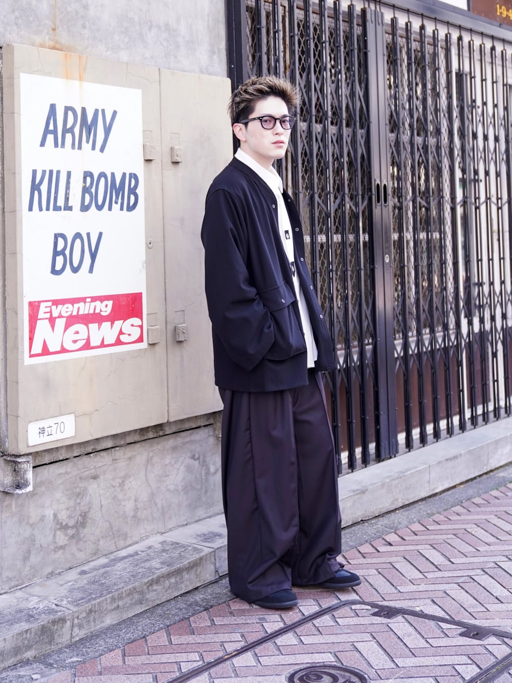 「CASPER JOHN、キャスパージョン、カーディガン、シャツカーディガン、白シャツ、アンティーク、バギーパンツ、ビッグシルエット、ストリートカジュアル、低身長、低身長コーデ、低身長男子、春コーデ、メガネ男子、ジャーマントレーナー」｜「CASPER JOHNのRing snap shirt cardigan/リングスナップシャツカーディガン（カーディガン/ボレロ、ブラック系）」を使った、KOMさん（メンズ・165cm）の春コーディネートの1枚目の写真