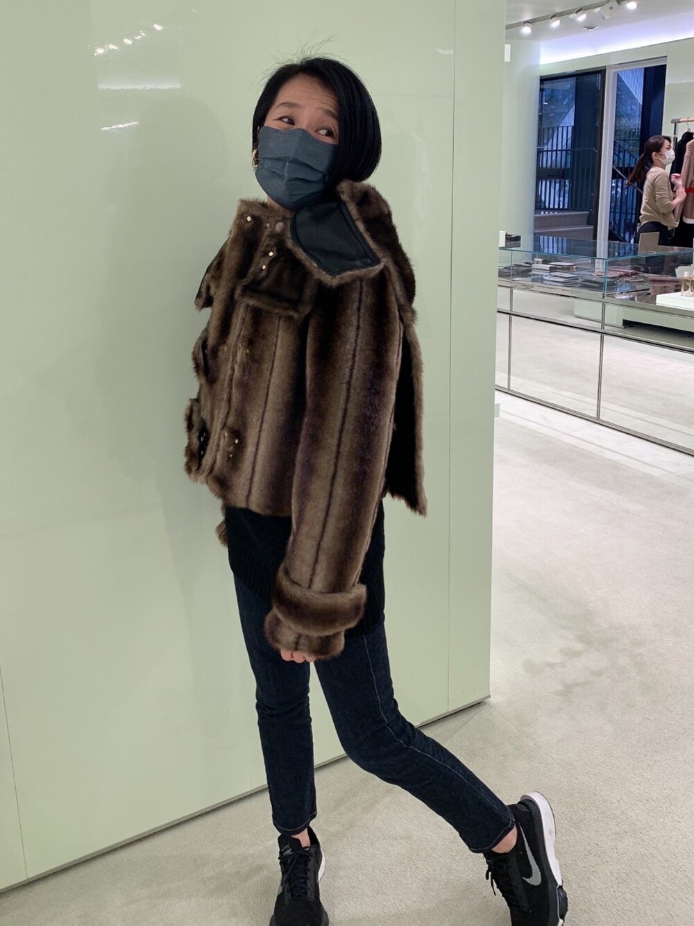 「NIKE、オーバーサイズ、スニーカーコーデ、デニムパンツ、ジャケットスタイル、ショート丈トップス、今日のコーデ、ディーゼル(DIESEL)、BURBERRY」｜「BURBERRYのアイテム（ダッフルコート、ブラウン系）」を使った、sanさん（レディース・161cm）の秋コーディネートの1枚目の写真