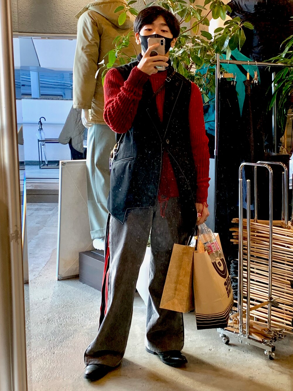 「今日のコーデ、ストリートコーデ、休日スタイル、赤、ニット、デニム、ブーツ、古着、おしゃれさんと繋がりたい、いいね、save、フォローお願いします🤑」｜「sulvamのsulvam（サルバム）3 LAPEL VEST（ベスト、ブラック系）」を使った、y_skさん（メンズ・173cm）の秋コーディネートの1枚目の写真