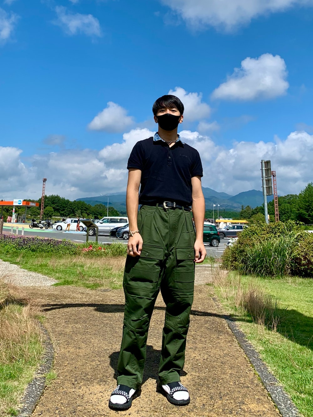 「今日のコーデ、カジュアル、夏、ミリタリー、ワイドパンツ、メゾンキツネ、ポロシャツ、Diesel、サンダル、White Mountaineering、インポート×ドメ」｜「HERMESのアイテム（ネックレス、シルバー系）」を使った、y_skさん（メンズ・174cm）の夏コーディネートの1枚目の写真