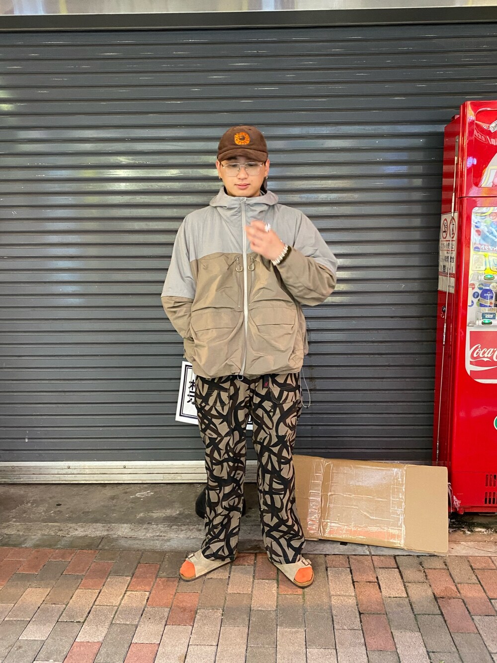 「めがね、レイヤードスタイル、カーキ、メガネ男子、秋っぽコーデ更新中、秋服、大人コーデ、ラフコーデ、アウトドアスタイル、ナイロンジャケット」｜「CMF OUTDOOR GARMENTのCMF OUTDOOR GARMENT/シーエムエフ アウトドアガーメント　別注GUIDE SHELL MOD COEXIST（マウンテンパーカー、ベージュ系）」を使った、わくたさん（メンズ・177cm）の秋コーディネートの1枚目の写真