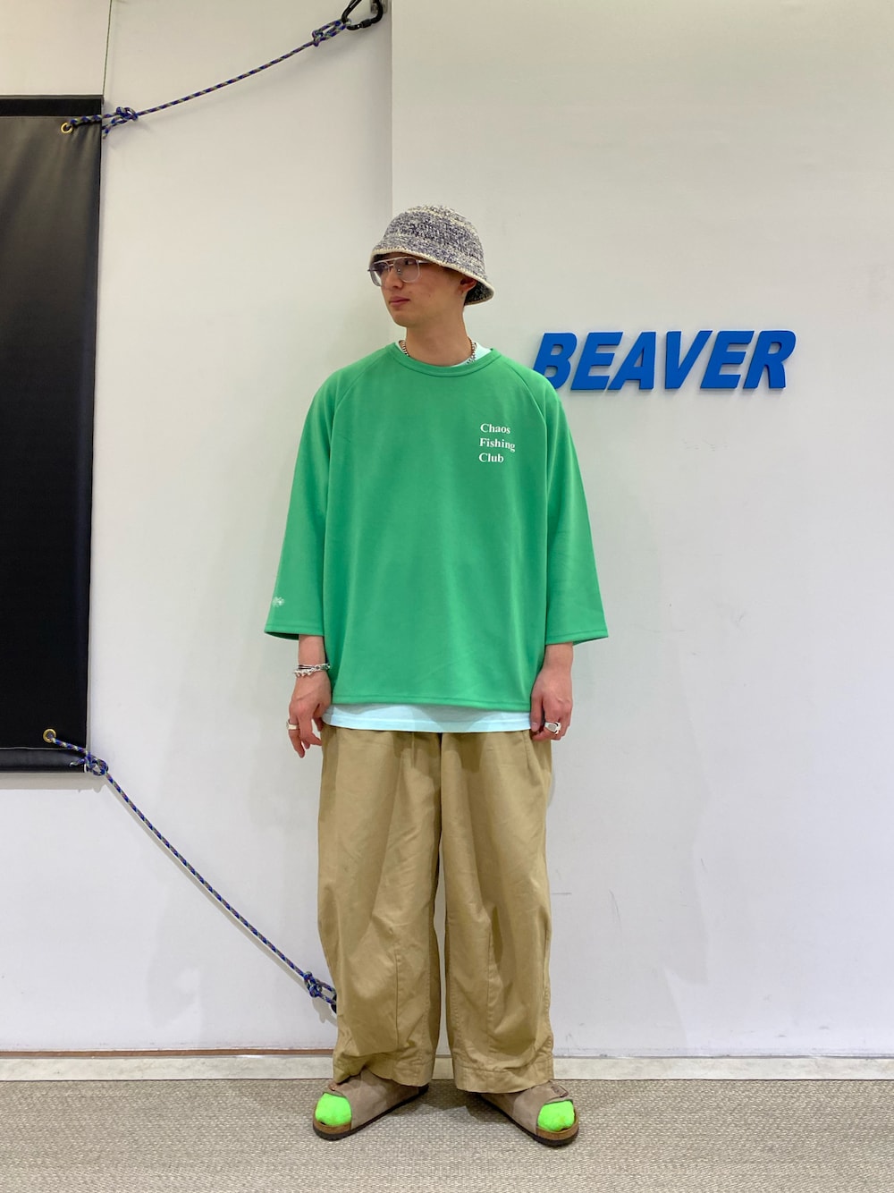 「今日のコーデ、オトナカジュアル、お洒落さんとつながりたい、ファッションを楽しもう、休日コーデ、シンプル、ゆるコーデ、グリーン、グリーンコーデ、チノパン、ワイドパンツ、スウェット、ラグランTシャツ、ミントグリーン、サンダル」｜「BIRKENSTOCKのBIRKENSTOCK/ビルケンシュトック　ZURICH チューリッヒ（サンダル、ベージュ系）」を使った、わくたさん（メンズ・177cm）の春コーディネートの1枚目の写真