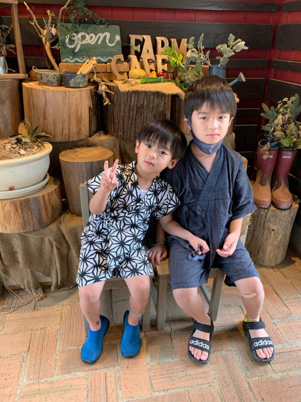 ブラック系のサンダル、ホワイト系の和装小物、グレー系の水着/着物・浴衣を着用したキッズの夏コーディネートの1枚目の写真