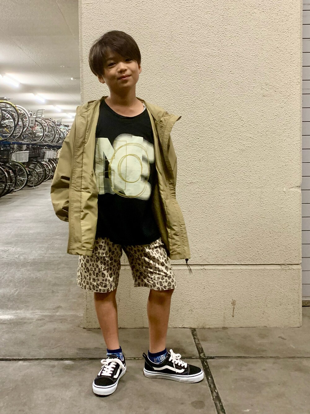 ベージュ系のナイロンジャケット、ブラック系のTシャツ/カットソー、ベージュ系のその他パンツを着用したキッズの秋コーディネートの1枚目の写真