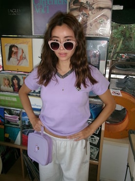 「ALEXIA STAM（アリシアスタン）の[Care Bears  x ALEXIA STAM] V Neck Ringer Tee /ケアベア コラボ リンガーTee（Tシャツ/カットソー、パープル系）」を使った、ALEXIA STAMさん（レディース・158cm）の春コーディネート