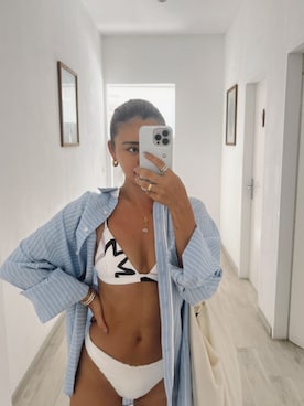 「アイテム（水着）」を使った、ALEXIA STAMさん（レディース・157cm）の秋コーディネート