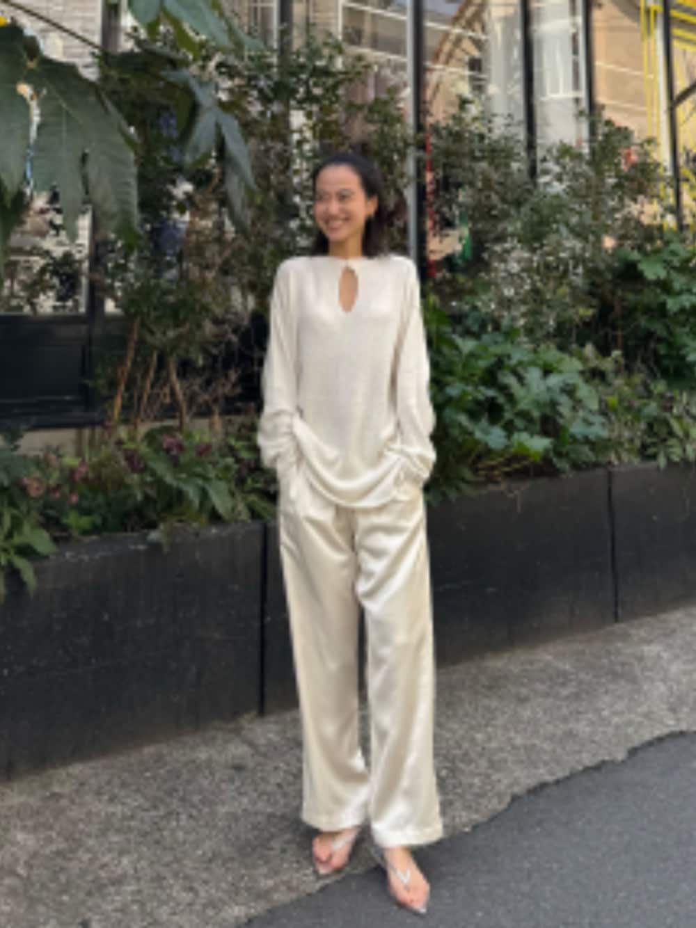 「ホワイト、ホワイトコーデ、ホワイトパンツ、ホワイトニット、ホワイト × ホワイト、オトナカジュアル、オトナ女子、オトナカワイイ、おとなコーデ、きれいめカジュアル、キレイめ、きれいめ、キレイめカジュアル、きれいめコーディネート、キレイめコーデ」｜「ALEXIA STAMのSatin Pants/ サテンパンツ（その他パンツ、ホワイト系）」を使った、ALEXIA STAMさん（レディース・158cm）の夏コーディネートの1枚目の写真