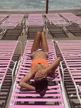 「アイテム（水着）」を使った、ALEXIA STAMさん（レディース・157cm）の秋コーディネート