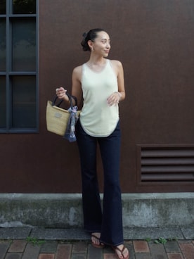 「アイテム（タンクトップ、イエロー系）」を使った、ALEXIA STAMさん（レディース・163cm）の夏コーディネート
