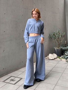 「ブルー」｜「アイテム（スウェットパンツ）」を使った、ALEXIA STAMさん（レディース・156cm）の秋コーディネート