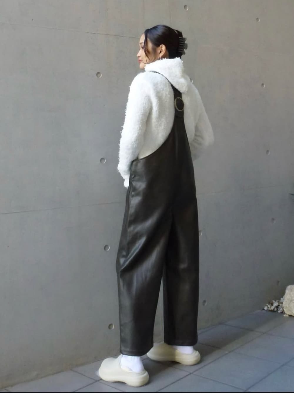 「冬コーデ、今日のコーデ、大人コーデ、ゆるコーデ、ラクチンコーデ、冬」｜「ALEXIA STAMのEco Leather Salopette /フェイクレザーサロペット（サロペット/オーバーオール、ブラウン系）」を使った、ALEXIA STAMさん（レディース・163cm）の冬コーディネートの1枚目の写真