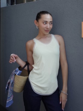 「アイテム（タンクトップ、イエロー系）」を使った、ALEXIA STAMさん（レディース・163cm）の夏コーディネート