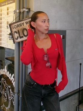 「アイテム（タンクトップ、レッド系）」を使った、ALEXIA STAMさん（レディース・163cm）の秋コーディネート