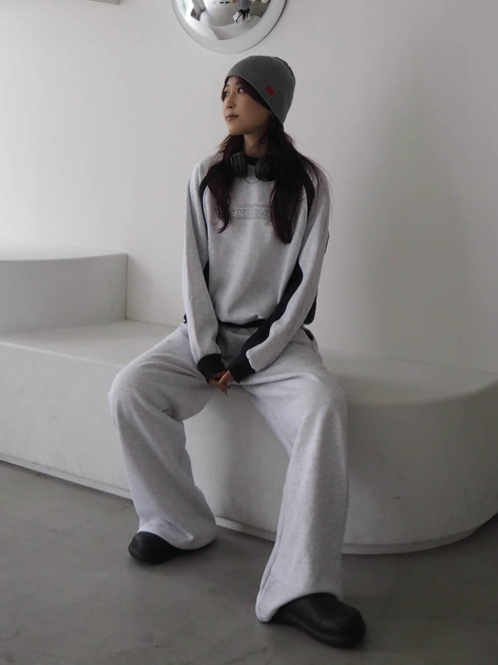 グレー系のスウェット、グレー系のスウェットパンツ、グレー系のニットキャップ/ビーニーを着用したレディースの秋コーディネートの1枚目の写真