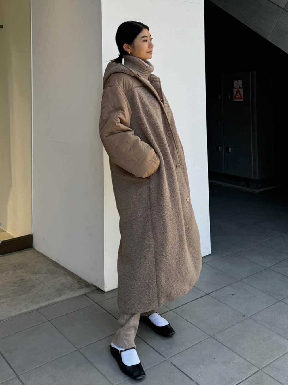 「カジュアルコーデ、オトナ女子、パンツスタイル、着回しコーデ、カラーコーデ、きれいめカジュアル、ママファッション、大人可愛い」｜「ALEXIA STAMのReversible Quilting Padded Long Coat /リバージブルロングコート（その他アウター、ベージュ系）」を使った、ALEXIA STAMさん（レディース・164cm）の秋コーディネートの1枚目の写真