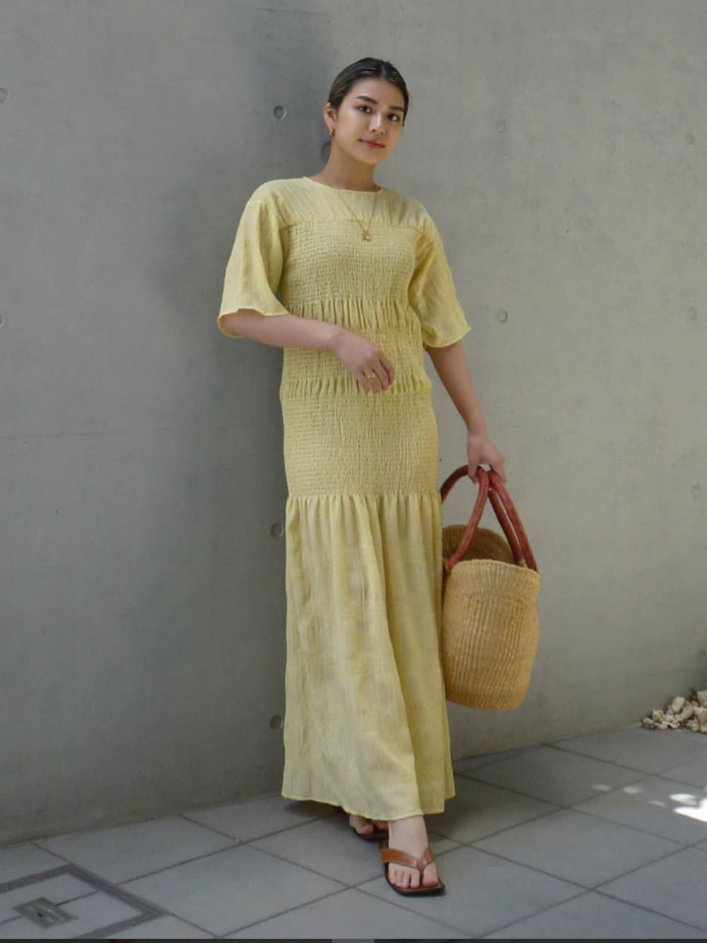 「ラクチンコーデ、リラックススタイル、キレイめ、低身長コーデ、お洒落さんとつながりたい」｜「ALEXIA STAMのShirring Dress /シャーリングシアーワンピース（ワンピース、イエロー系）」を使った、ALEXIA STAMさん（レディース・155cm）の春コーディネートの1枚目の写真