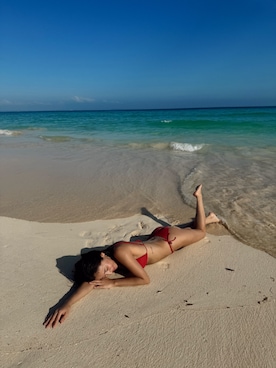 「アイテム（水着）」を使った、ALEXIA STAMさん（レディース・157cm）の秋コーディネート