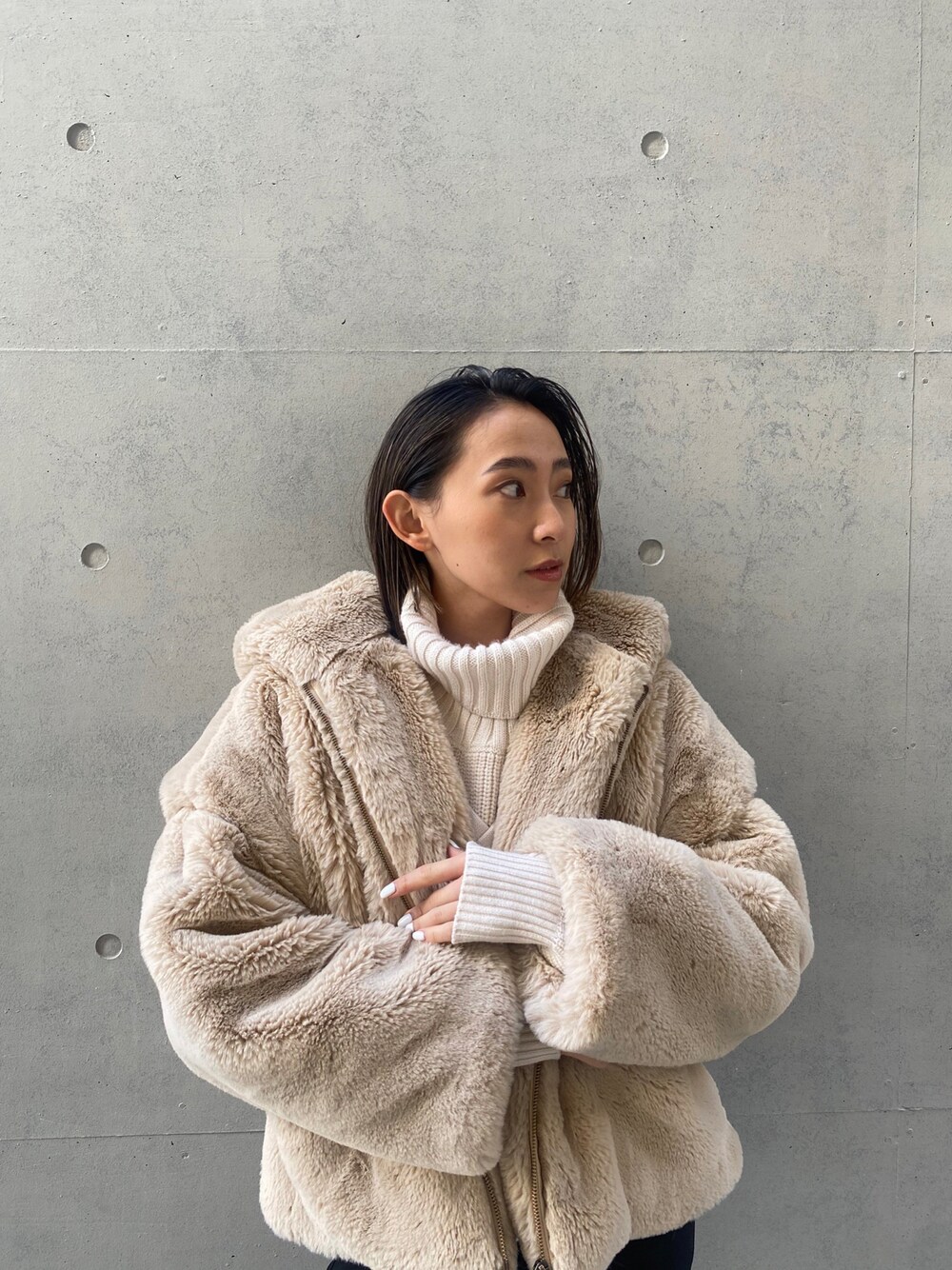 「オトナカジュアル、カジュアル、ゆるコーデ、大人女子、お出かけコーデ、冬コーデ、ootd、シンプル、エコファー、ファーコート、アリシアスタン、alexiastam」｜「ALEXIA STAMのHigh Neck Knit Vest & Cardigan/ハイネックニットベスト&カーディガン（ニット/セーター、ホワイト系）」を使った、ALEXIA STAMさん（レディース・163cm）の冬コーディネートの1枚目の写真