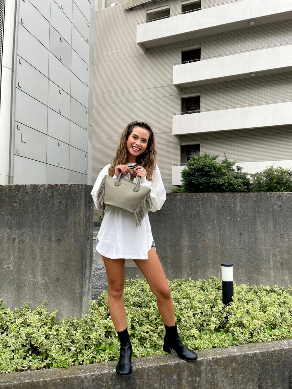 「大人カジュアル、秋のコーデ、休日コーデ、ootd、きれいめカジュアル、ゆるコーデ、休日スタイル、トレンド、リラックススタイル、アリシアスタン、alexiastam」｜「ALEXIA STAMのRound Hem Long Sleeve Tee/ラウンドヘムロングスリーブティー（Tシャツ/カットソー、ホワイト系）」を使った、ALEXIA STAMさん（レディース・161cm）の秋コーディネートの1枚目の写真