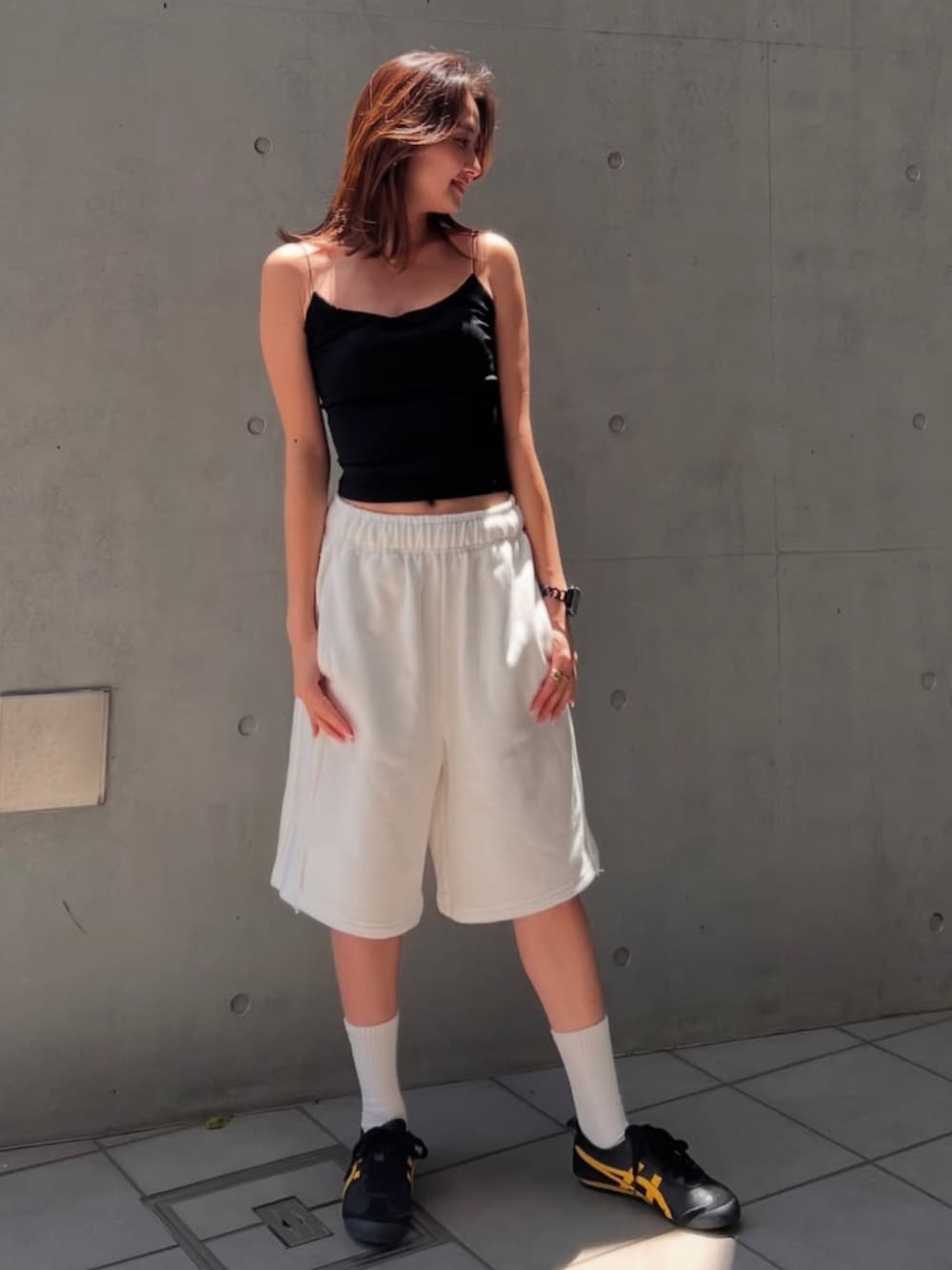 「夏コーデ、韓国ファッション、夏服、大人可愛い、楽チンコーデ、シンプルスタイル、大人かわいい、大人コーデ、オトナカジュアル、30代コーデ」｜「ALEXIA STAMのWellness Sweat Shorts /ハーフスエットパンツ（スウェットパンツ、ホワイト系）」を使った、ALEXIA STAMさん（レディース・164cm）の夏コーディネートの1枚目の写真