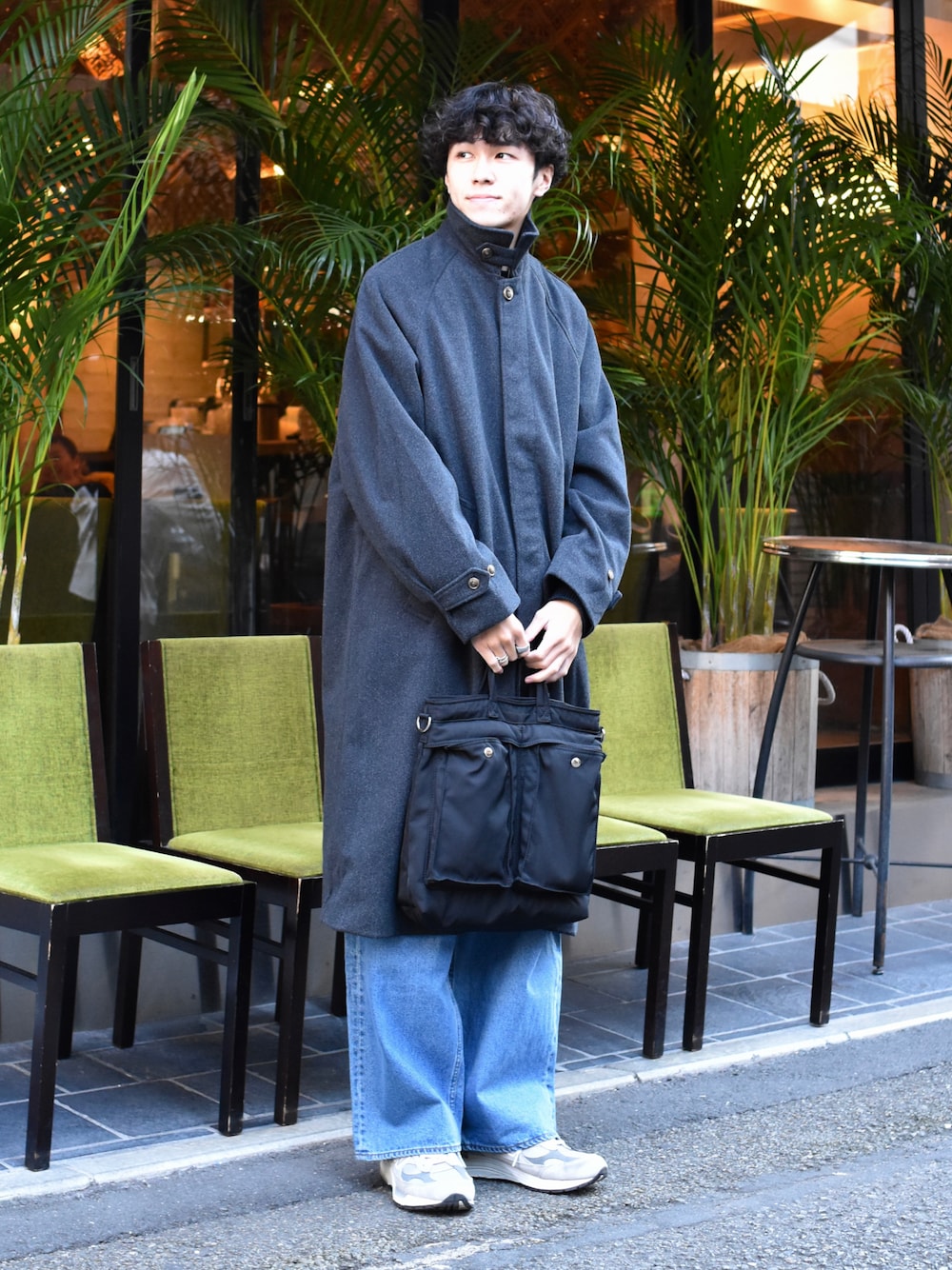 「ロングコート、デニム、シンプルコーデ、ワントーンコーデ、ビッグシルエット、私の推しブランド、SENSEOFPLACE、レイヤードスタイル、プチプラ、PORTER、ニューバランス」｜「SENSE OF PLACE by URBAN RESEARCHの『ユニセックス』バルマカーンルーズコート（ステンカラーコート、ブラック系）」を使った、吉沢成夏（ヨシザワセナ）さん（メンズ・180cm）の冬コーディネートの1枚目の写真