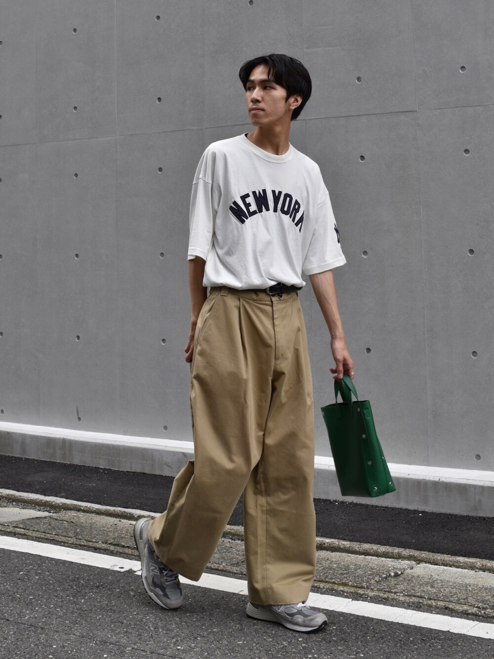 「白Tシャツ、トートバッグ、ビッグシルエット、タックイン、プチプラ、ミニバッグ、シンプルコーデ、大人カジュアル、ロゴT、チノパン、ニューバランス、スニーカーコーデ、SENSEOFPLACE」｜「SENSE OF PLACE by URBAN RESEARCHのアイテム（Tシャツ/カットソー、ホワイト系）」を使った、吉沢成夏（ヨシザワセナ）さん（メンズ・180cm）の夏コーディネートの1枚目の写真