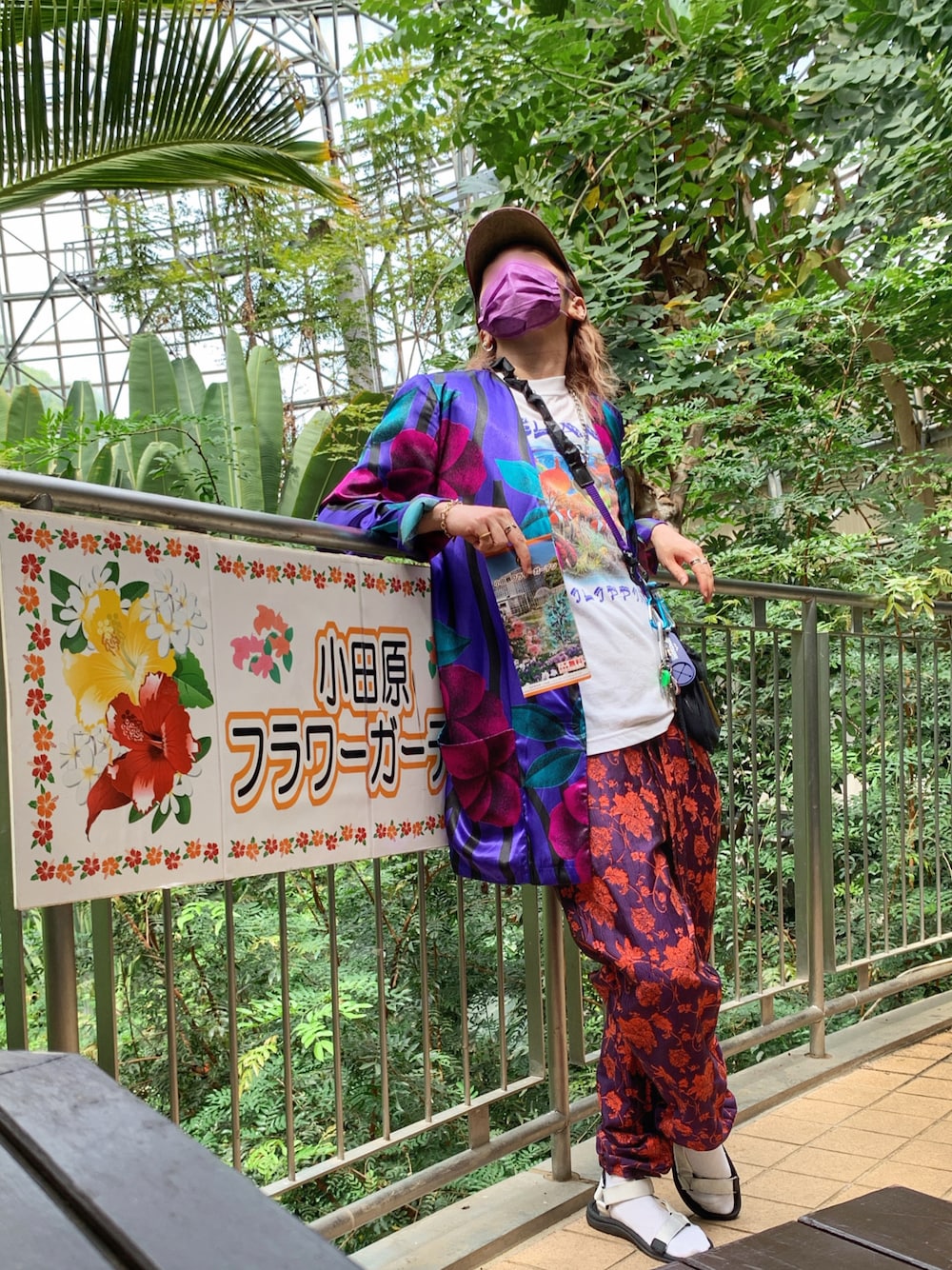 「今日のコーデ、パープル、古着MIX、植物園」｜「SESTOのベルクロスポーツサンダル（サンダル、ホワイト系）」を使った、 ‪‪☺︎‬YYY‪‪☺︎‬さん（メンズ・166cm）の春コーディネートの1枚目の写真