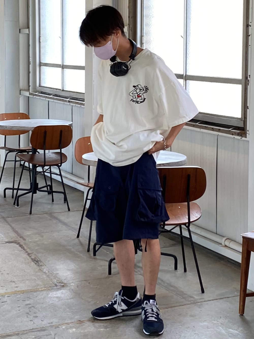 ホワイト系のTシャツ/カットソー、ブルー系のスニーカーを着用したメンズの夏コーディネートの1枚目の写真