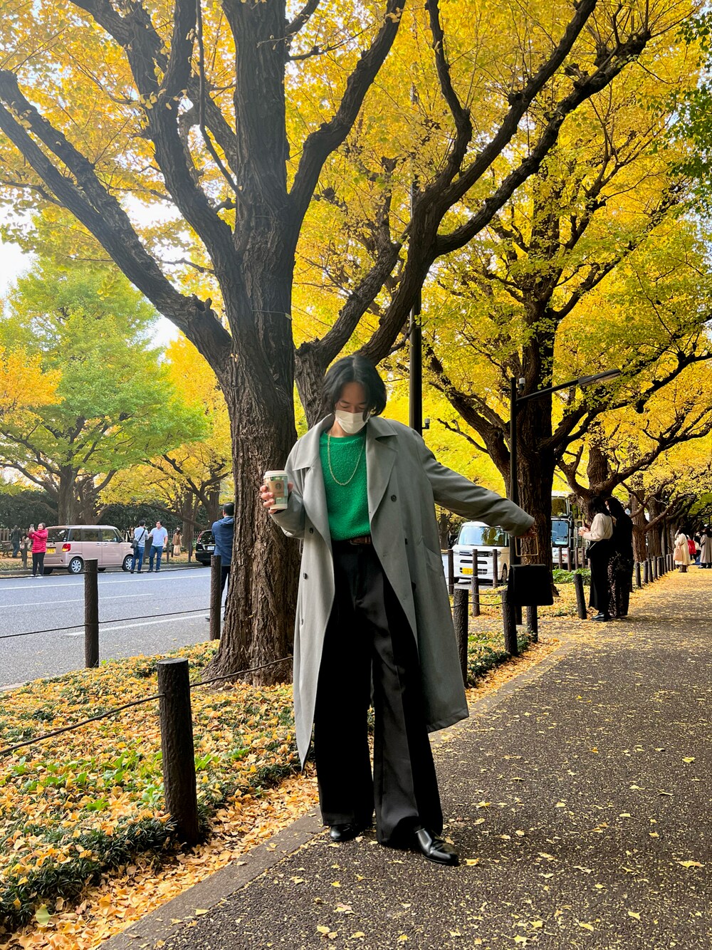 「秋コーデ、ロングコート、ニット、緑ニット、スラックス、スラックスパンツ」｜「COSのアイテム（ニット/セーター、グリーン系）」を使った、tomoyaさん（メンズ・171cm）の夏コーディネートの1枚目の写真