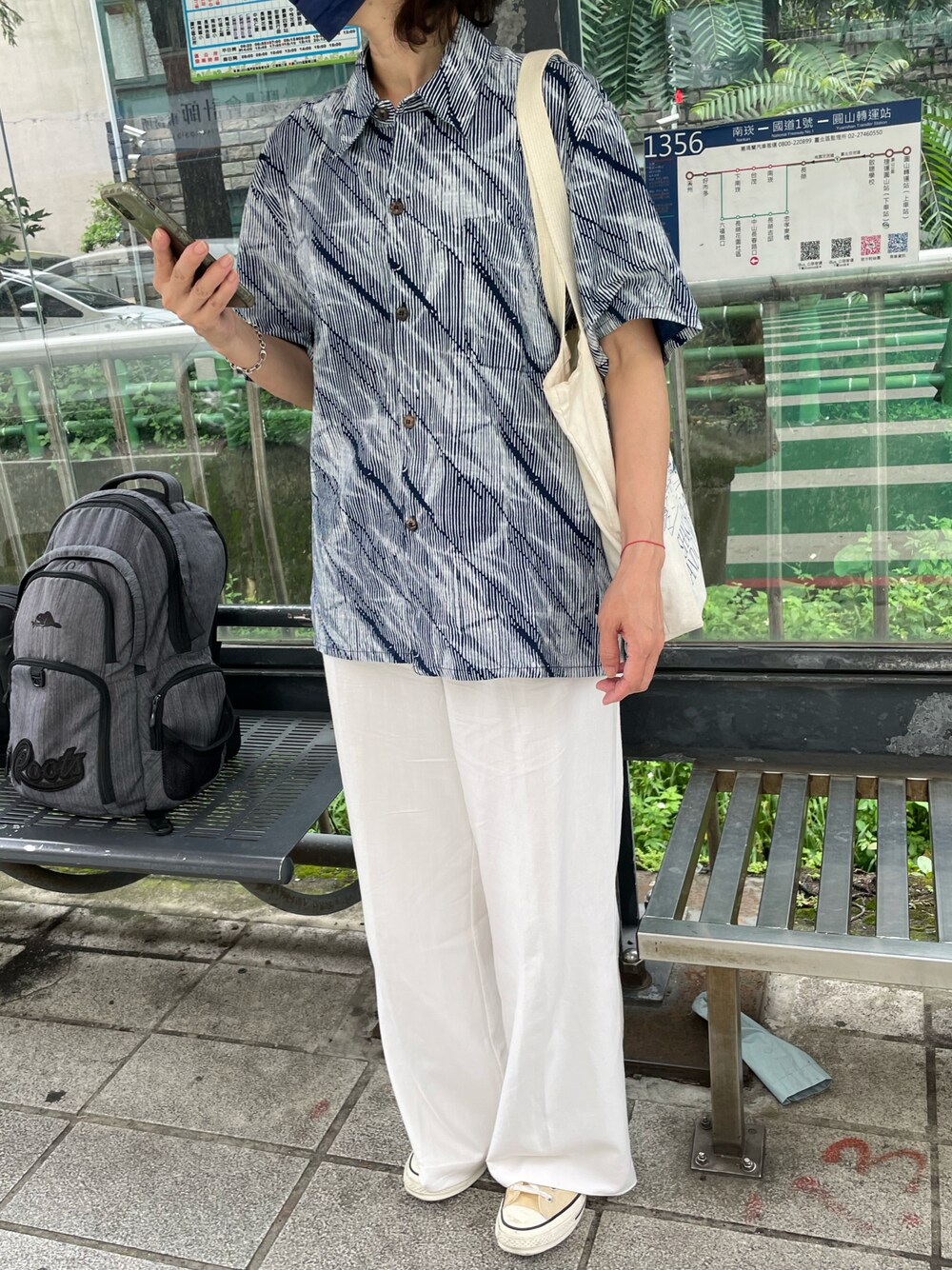 「blue、indigo、white、converse、Shakespeareandcompany、CANVAS、GUCCI」｜「CONVERSEのアイテム（スニーカー、イエロー系）」を使った、chiauさん（レディース・158cm）の春コーディネートの1枚目の写真