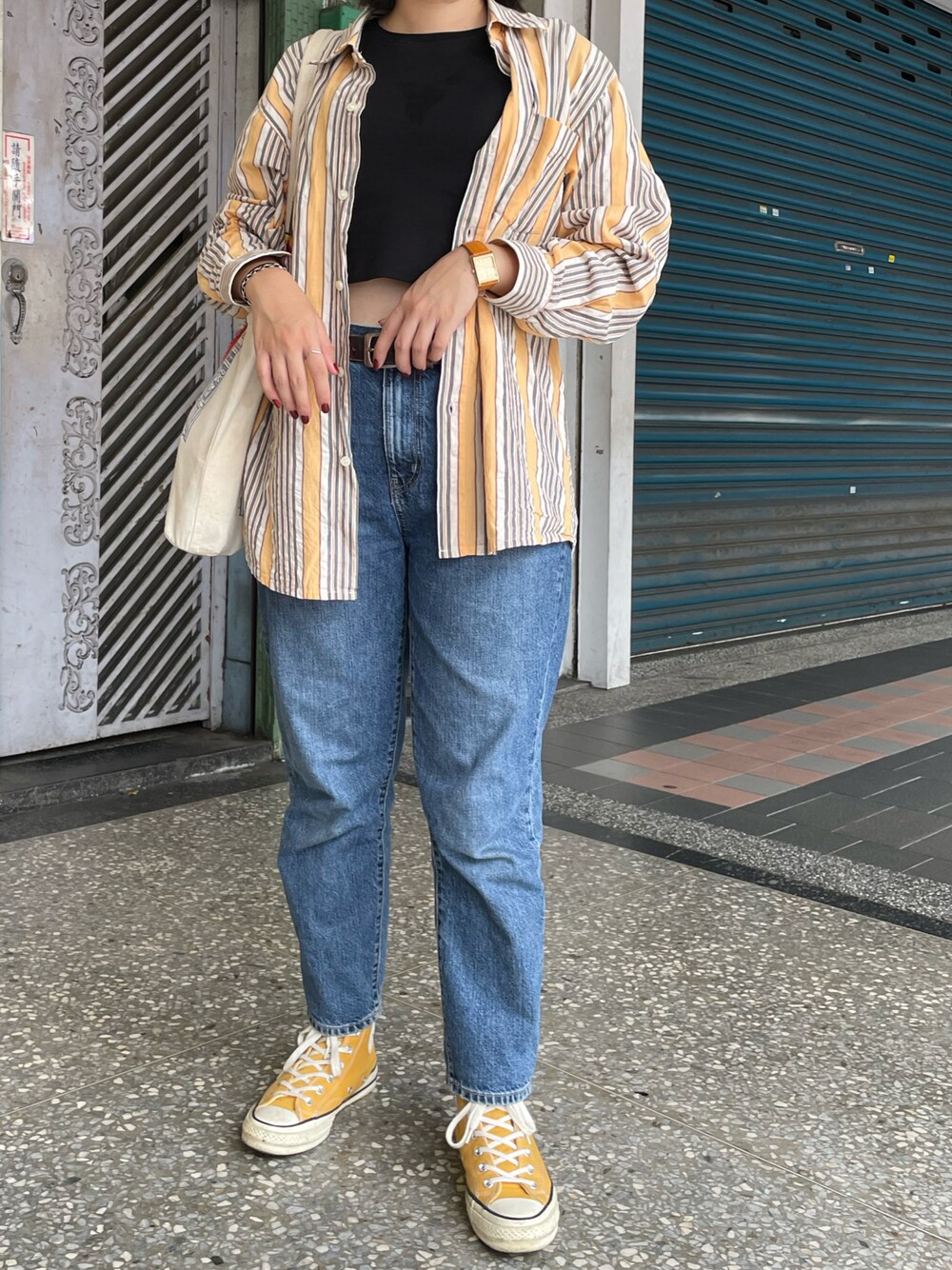 「summer、yellow、Tshirts、jeans、converse」｜「GUのアイテム（Tシャツ/カットソー、ブラック系）」を使った、chiauさん（レディース・158cm）の夏コーディネートの1枚目の写真
