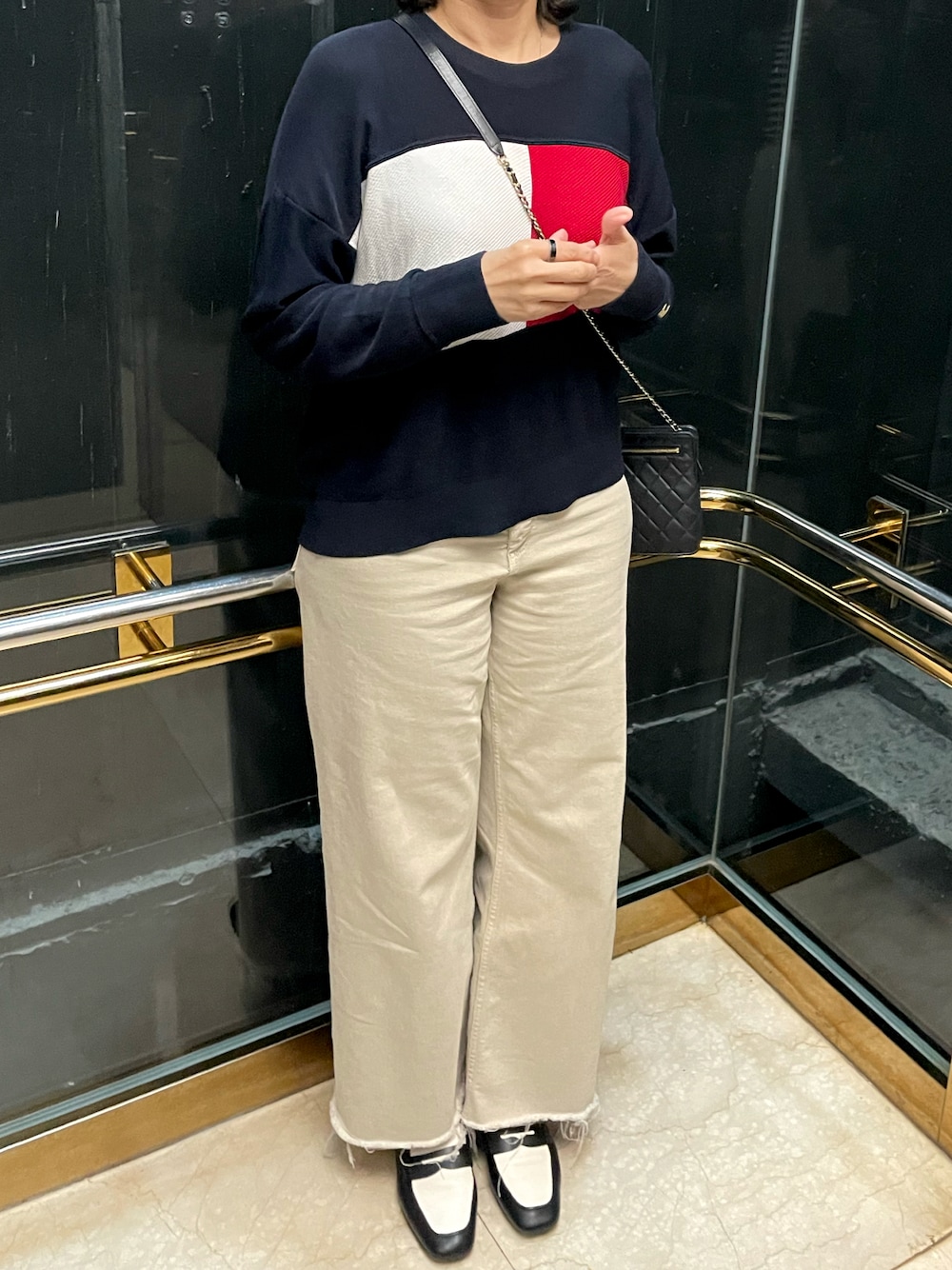 「TOMMY HILFIGER、chanel、Tods、beige、black」｜「TOMMY HILFIGERのアイテム（ニット/セーター、ブルー系）」を使った、chiauさん（レディース・158cm）の春コーディネートの1枚目の写真