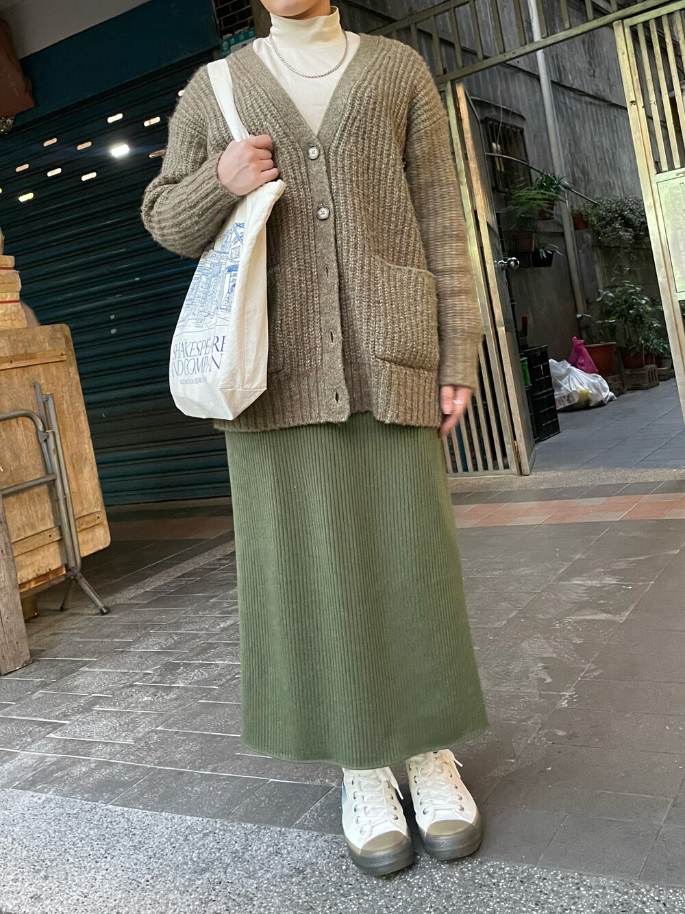 「UNIQLO、Champion、white、green」｜「Championのアイテム（スニーカー、ホワイト系）」を使った、chiauさん（レディース・158cm）の春コーディネートの1枚目の写真