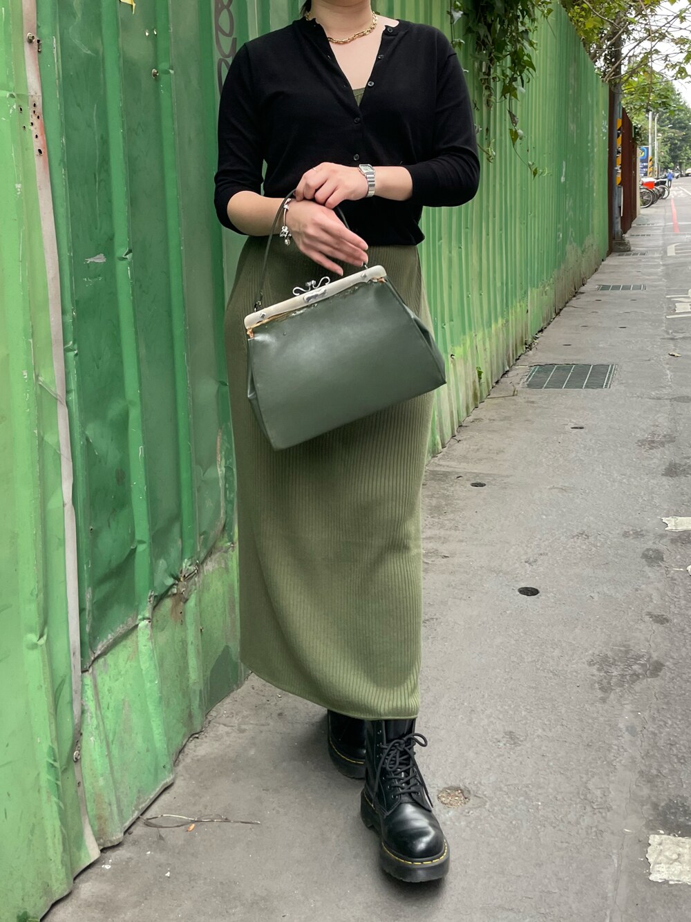 「black、green、UNIQLO、Dr.Martens、pandora」｜「PANDORAのアイテム（ブレスレット、シルバー系）」を使った、chiauさん（レディース・158cm）の春コーディネートの1枚目の写真