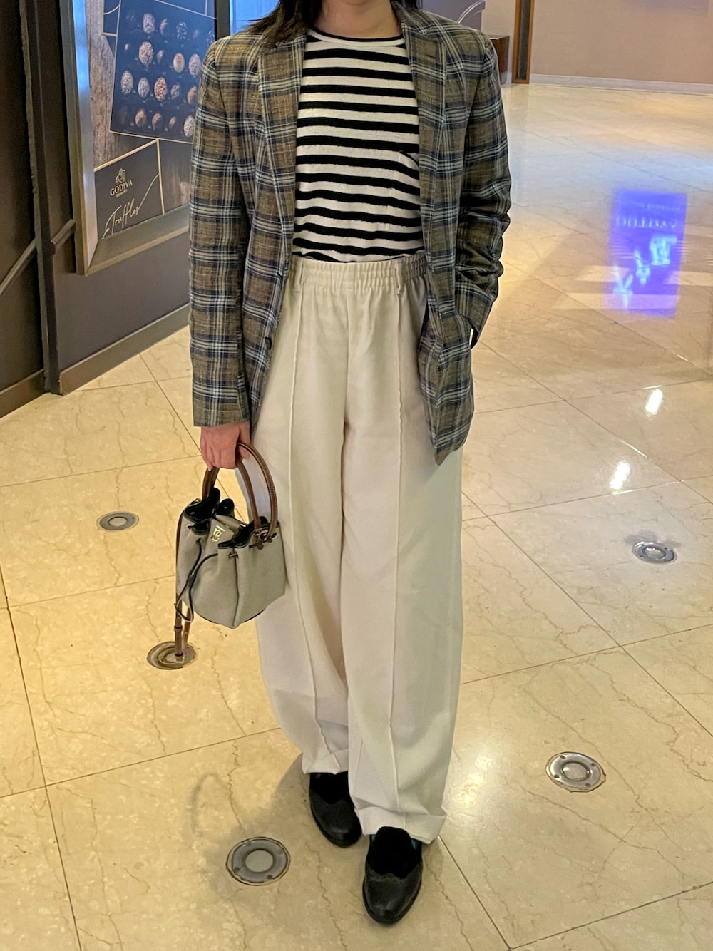 「black and white、ZARA、BROOKS BROTHERS、LACOSTE、burberry、Suit」｜「BROOKS BROTHERSのアイテム（テーラードジャケット、ブルー系）」を使った、chiauさん（レディース・158cm）の春コーディネートの1枚目の写真