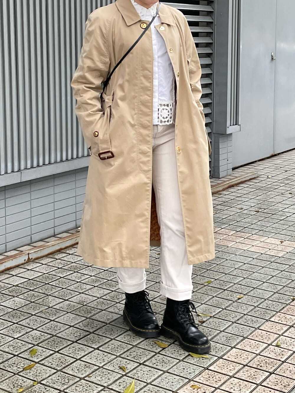 「burberry、ZARA、Dr.Martens、white、beige、black」｜「BURBERRYのアイテム（トレンチコート、ベージュ系）」を使った、chiauさん（レディース・158cm）の冬コーディネートの1枚目の写真