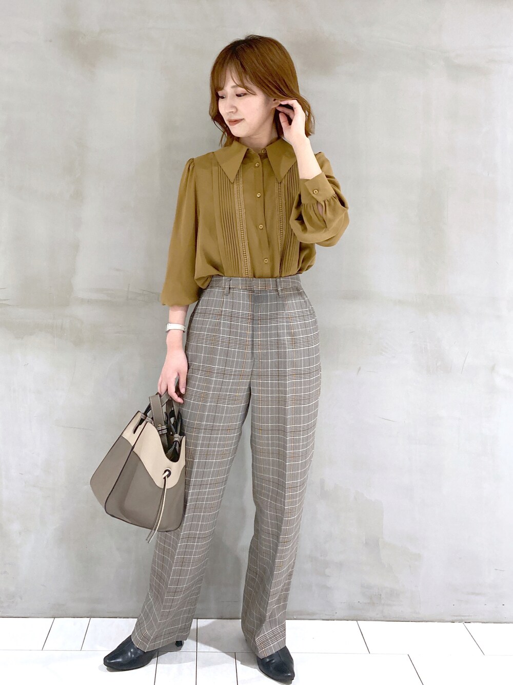 イエロー系のシャツ/ブラウス、その他のデニムパンツ、ベージュ系のショルダーバッグを着用したレディースの秋コーディネートの1枚目の写真