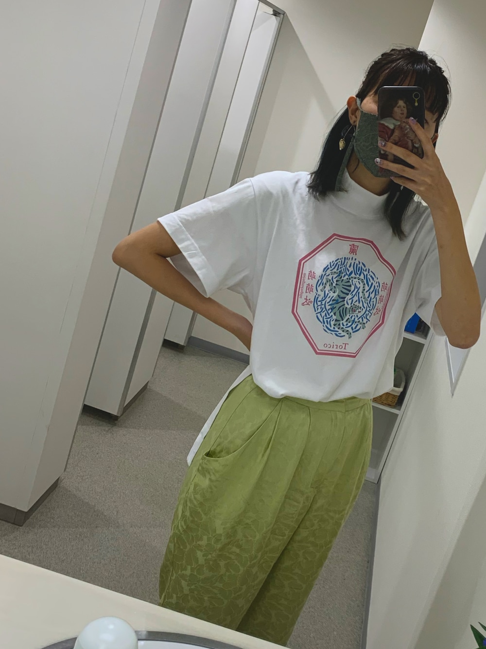 ホワイト系のTシャツ/カットソー、グリーン系のその他パンツ、グリーン系のマスクを着用したレディースの冬コーディネートの1枚目の写真